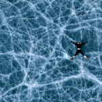 西蔵・拉薩近郊で「青い氷の湖」　琼穆岗嘎山麓に冬の絶景