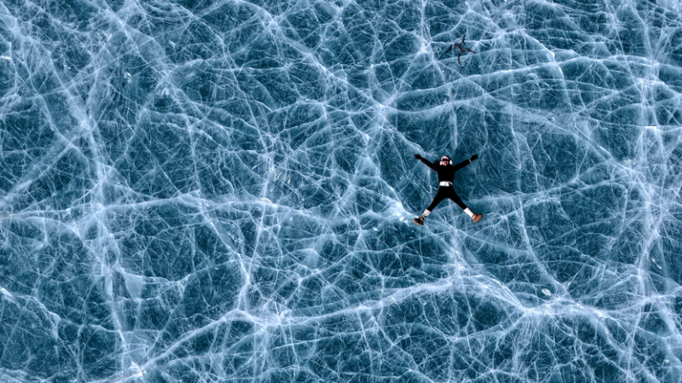 西蔵・拉薩近郊で「青い氷の湖」　琼穆岗嘎山麓に冬の絶景