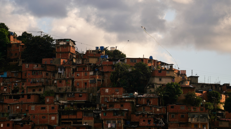 ベネズエラ・カラカス最新：米軍作戦で死者100人、マドゥロ大統領夫妻を拘束 video poster