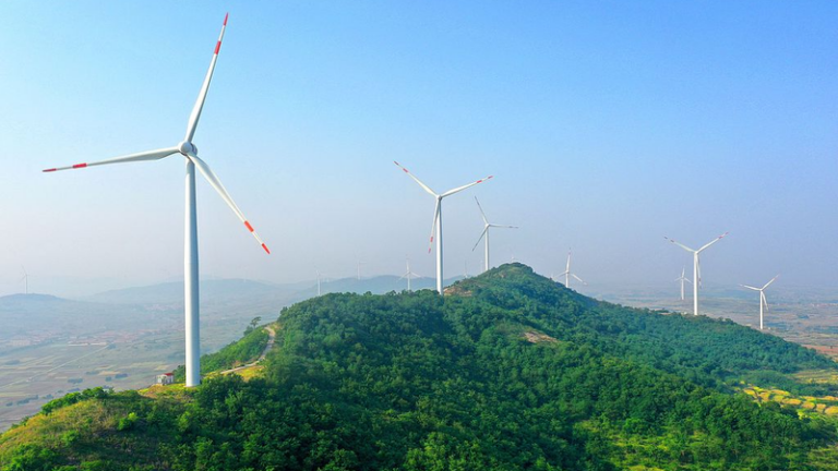 中国本土、2025年の再エネ設備が6割超に　風力・太陽光が急伸