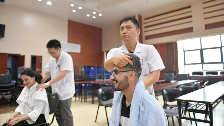 TikTok発「#BecomingChinese」拡大：世界が“中国式ウェルネス”に惹かれる理由