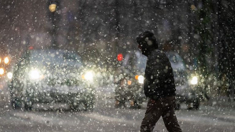 米国に強力な冬の嵐、各地が雪に包まれ停電・欠航も　月曜までに28人死亡 video poster