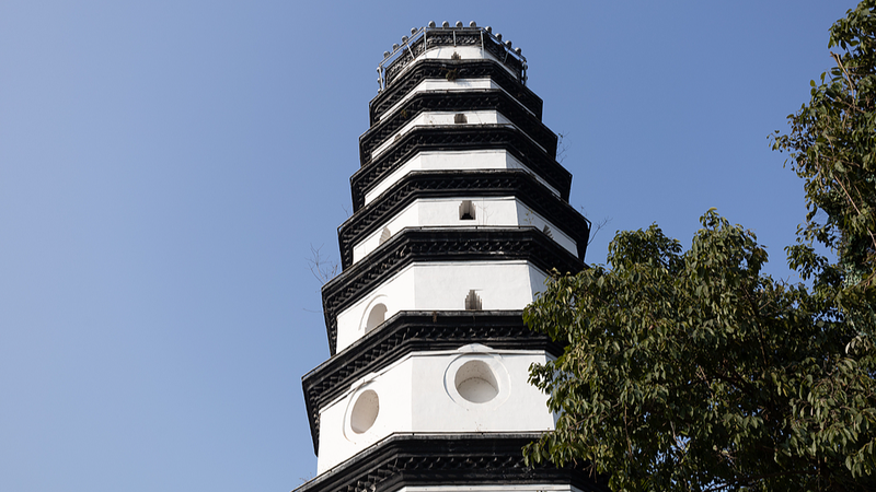 四川・宜賓の白塔山、明代の塔と「山水城塔」景観が2026年春節ガラで再注目 video poster