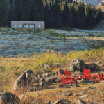新疆の山岳地帯で「野生と静けさ」に寄り添う滞在—Kruger Campsが描く時間