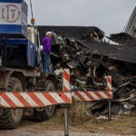 タイ東北部で建設クレーンが列車直撃、195人乗車の列車が脱線 video poster