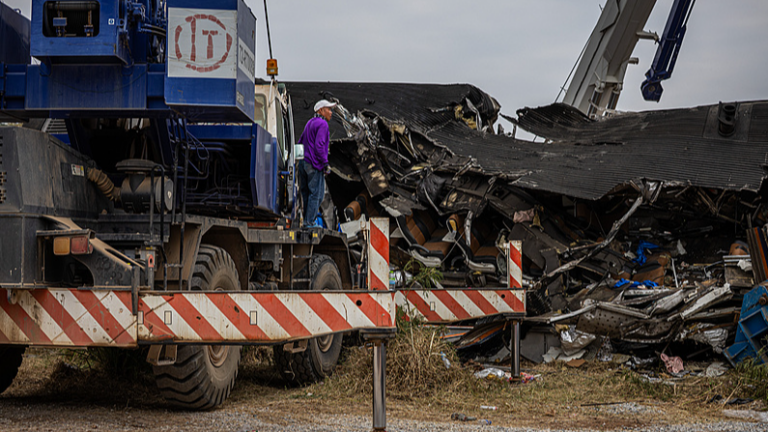 タイ東北部で建設クレーンが列車直撃、195人乗車の列車が脱線 video poster