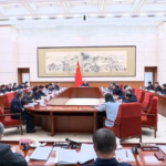 李強中国首相、政府活動報告と15次五カ年計画案で意見聴取