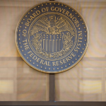 米FRB、2026年初会合で政策金利を据え置き　市場は次の一手探る