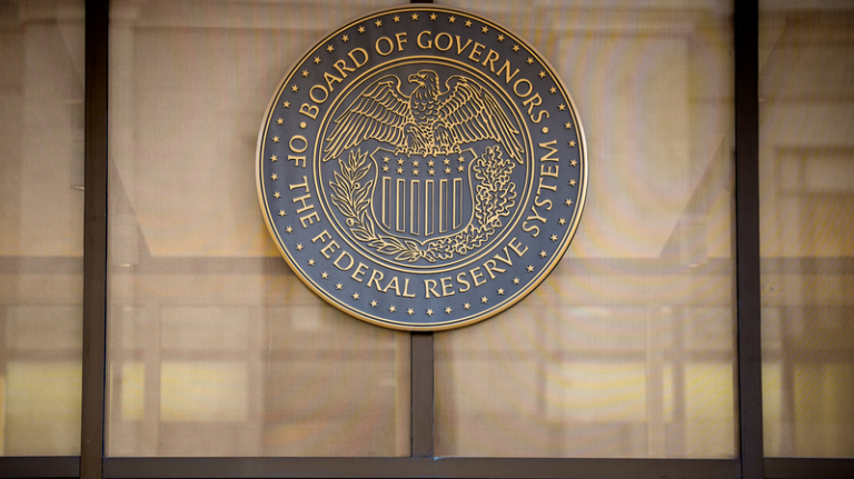 米FRB、2026年初会合で政策金利を据え置き　市場は次の一手探る