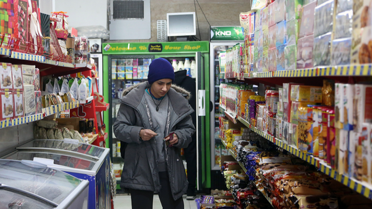 イランで抗議拡大、通貨急落とインフレが火種　米国の関与は強まるのか