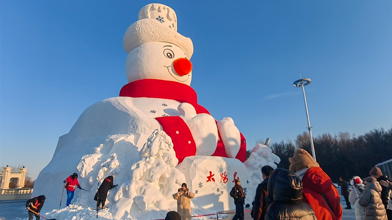 中国本土ハルビンの巨大雪像「Mr. Snowman」 春節ムードを象徴する新ランドマークに video poster