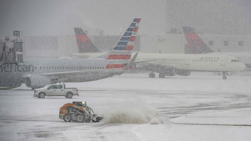米国の冬の嵐で少なくとも14人死亡　欠航続出と停電、交通に大きな影響