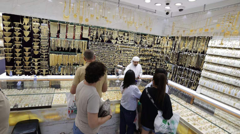 UAEドバイで金価格急騰、スマホで「金ギフト」広がる背景