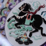 春節2月17日へ 馬モチーフ商品が続々—義烏の紙切り絵や金飾り video poster