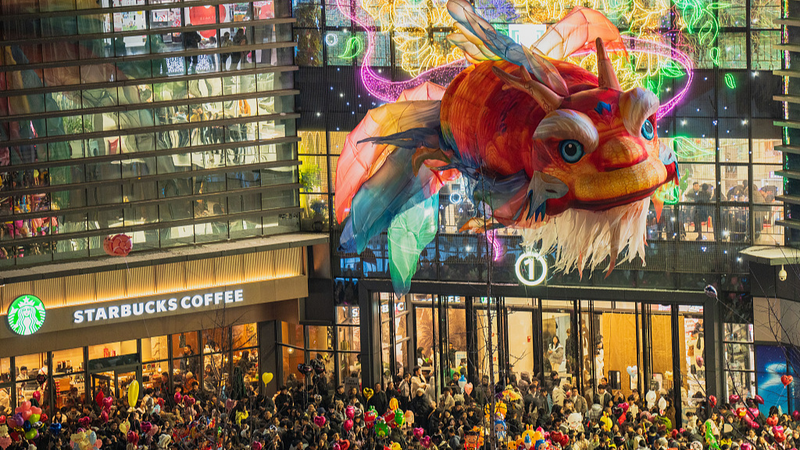 巨大「鰲魚」灯籠が夜空へ　中国本土・湖北の年越しを彩る