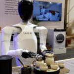 CES 2026で中国本土の人型ロボットが主役に：家事をこなす「Wanda」 video poster