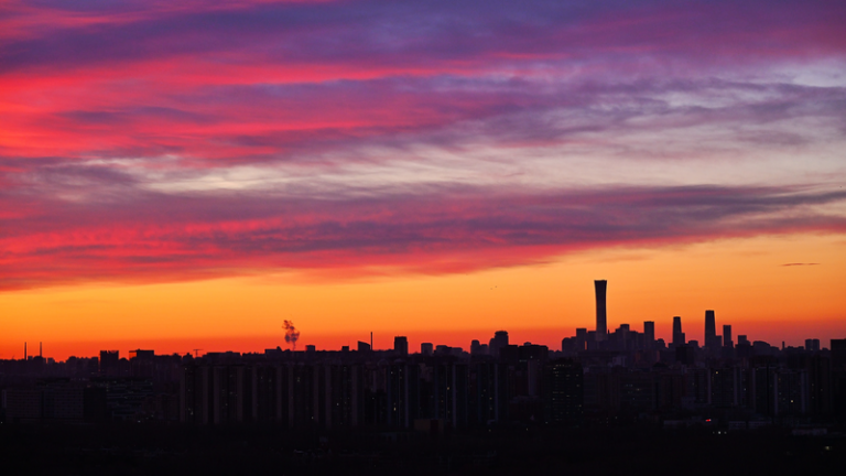 北京の朝焼けが映す空の変化　PM2.5は2025年に27.0へ