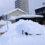 記録的大雪で新千歳空港に2000人超が足止め　北海道の交通に大きな乱れ