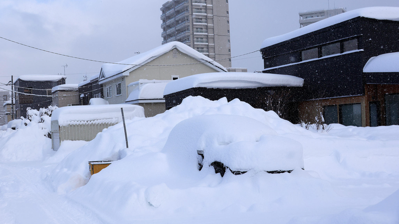 記録的大雪で新千歳空港に2000人超が足止め　北海道の交通に大きな乱れ