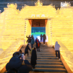 北京・龍慶峡が氷の『孫悟空』世界に　氷灯芸術祭40回目