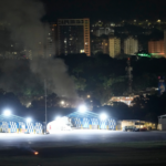 ベネズエラ・カラカスのラ・カルロタ空港で煙、爆発音と低空飛行も報告 video poster