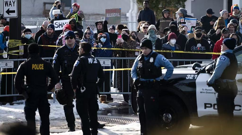 米ミネアポリスで「ノイズデモ」　大規模移民取締りと銃撃で緊張 video poster