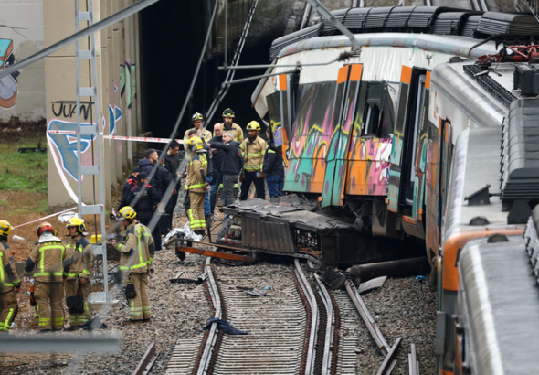 スペインで鉄道事故が相次ぐ　バルセロナ近郊で壁崩落のがれきに列車衝突