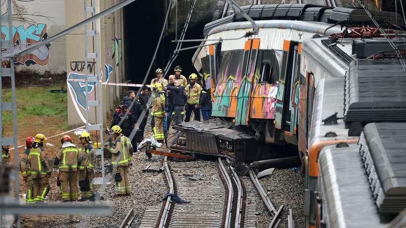 スペインで鉄道事故が相次ぐ　バルセロナ近郊で壁崩落のがれきに列車衝突
