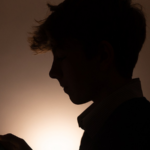 豪州「16歳未満SNS禁止」施行1か月で470万件停止、世界が注目