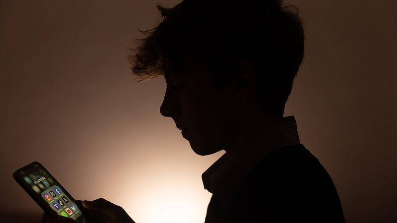 豪州「16歳未満SNS禁止」施行1か月で470万件停止、世界が注目