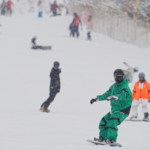 新疆の「砂漠スキー」で拡大する氷雪経済　2025-26冬シーズンの新潮流 video poster