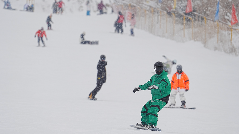 新疆の「砂漠スキー」で拡大する氷雪経済　2025-26冬シーズンの新潮流 video poster
