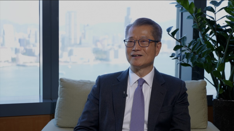 香港株が年初高、財政司司長が語る2026年成長プランとAI期待 video poster