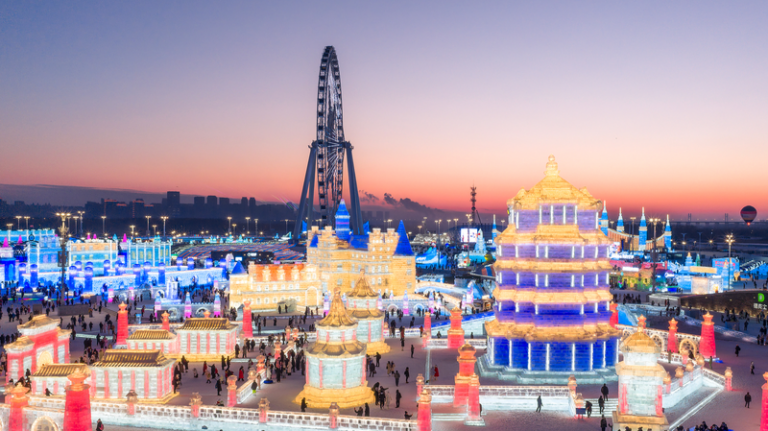 中国本土・ハルビン「氷雪大世界」開園、世界最大級の氷雪テーマパークが今冬も熱気 video poster