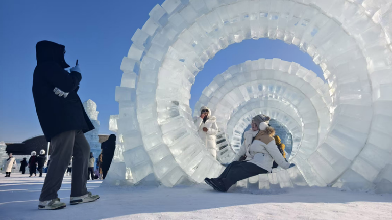 哈爾浜「氷雪世界」第27回が開幕へ：氷雪40万m³超でも入場料328元据え置き video poster