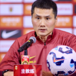 中国代表新監督・邵佳一が初会見「信頼回復が第一歩」UAEへ出発