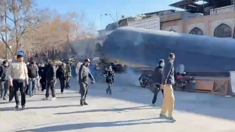 イラン治安部隊がテヘランで反政府デモを解散、情報当局は「主導者」拘束と発表 video poster