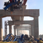 タイで建設クレーン崩落、旅客列車が脱線炎上　22人死亡