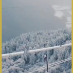 中国本土で送電線の氷をドローンが除去へ　寒波で進む「点検から作業」 video poster