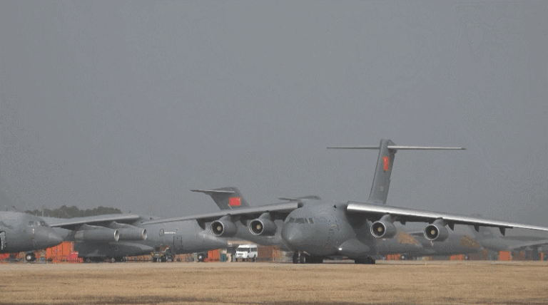 中国人民解放軍空軍のY-20が複数機編隊で長距離訓練、複雑天候と未知空域に対応