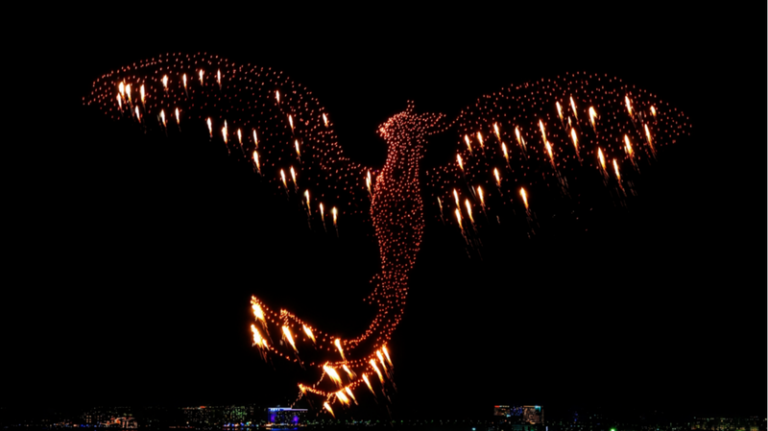 UAEラスアルハイマでドローンの巨大フェニックス　年越しショーで世界記録