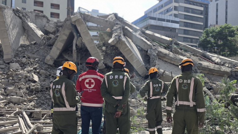 ナイロビで建設中の16階建てが崩落、4人取り残されの恐れ　救助は一時中断も再開