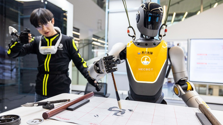 中国本土・武漢に初のヒューマノイドロボット7Sストア、AI体験型店舗が登場