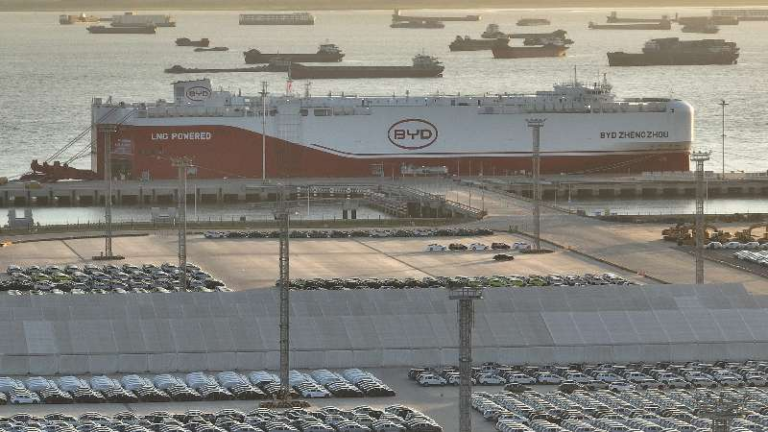 BYDがテスラ超え、2025年販売で「世界最大のEVメーカー」に