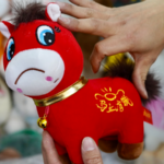 杭州の“哭哭馬”が話題に　縫製ミスのぬいぐるみがバズった理由