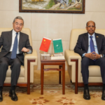 L8P0FSTJ9K8Q7IMGGQ7D - NewsTomo – 日本語で読む、世界のニュースハブ 王毅外相、AU本部で中国・アフリカ友好70周年を強調 外遊の「定番」に込めた意味