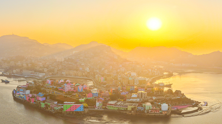 中国本土・浙江の海辺に広がる冬の夜明け――台州・小若村、光が描く“油絵”の朝