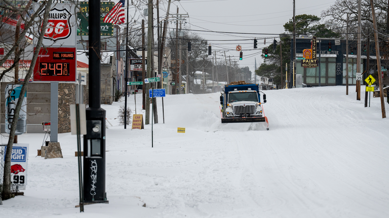 米国で巨大冬の嵐、18州が非常事態宣言　1月26日は連邦機関休業へ video poster