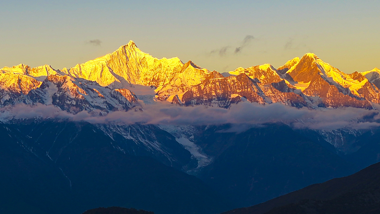 中国本土・雲南省の梅里雪山、冬の「黄金の峰」Sunlit Golden Peaksが話題