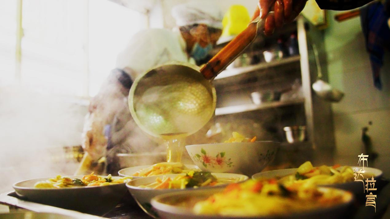 中国本土・西蔵の朝食文化：甘い熱茶と揚げパン、香る麺で始まる一日